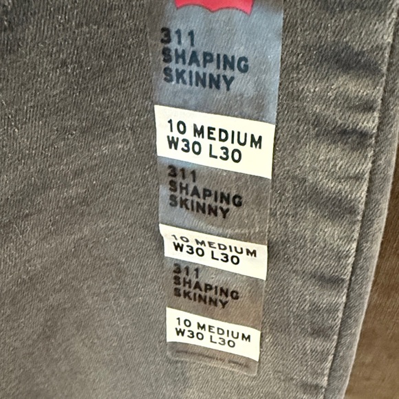 Women’s Gray Levi Jeans - Picture 5 of 7